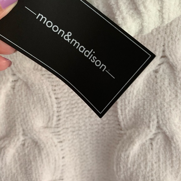 Never been worn white soft sweater - Picture 4 of 5